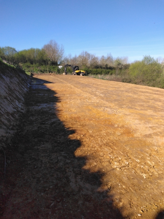 Terrassement d'un bâtiment agricole à ST REMY DE BLOT, Combronde, Benay fils Travaux Publics