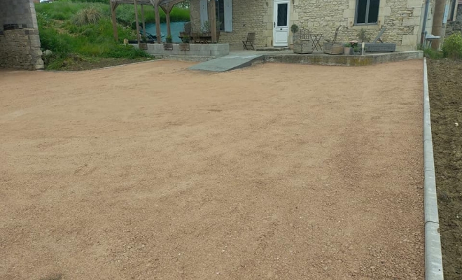 Terrassement de cour en cailloux à Montpensier 