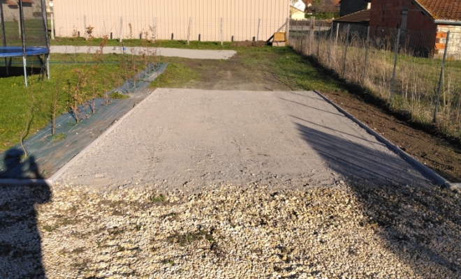 Terrassement d'une plate forme et parking pour voiture à 03800 Saint-Bonnet-De-Rochefort, Combronde, Benay fils Travaux Publics